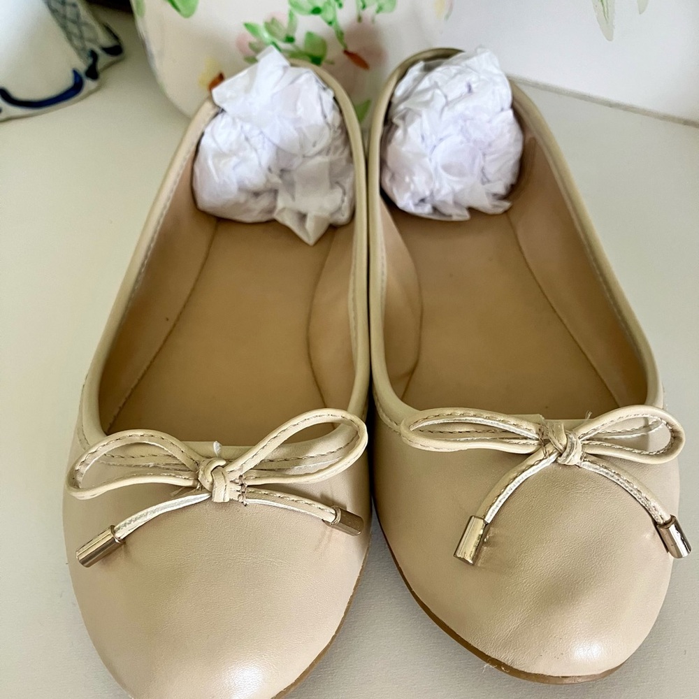 Apt. 9 Women's Cream Ballet Flats with Bow Accent Size 8M. Comfy, Pretty